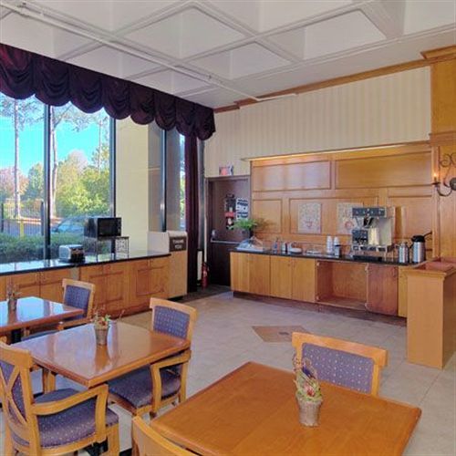 Knights Inn Six Flags Lodge West Restaurante foto